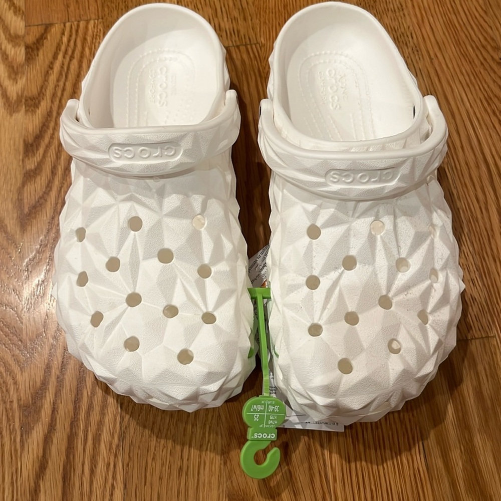 Crocs Unisex-Adult Classic Geometric Clog. White.
